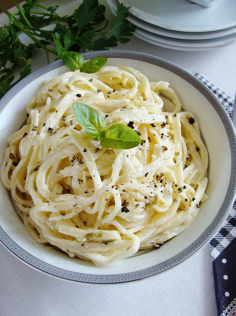 Wstążki makaronowe w sosie cytrynowym Wstążki makaronowe w sosie cytrynowym