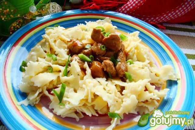 Wstążki makaronowe z gulaszem z szynki  Wstążki makaronowe z gulaszem z szynki