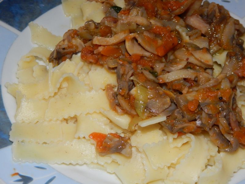 Wstążki makaronowe z pieczarkami i bekonem