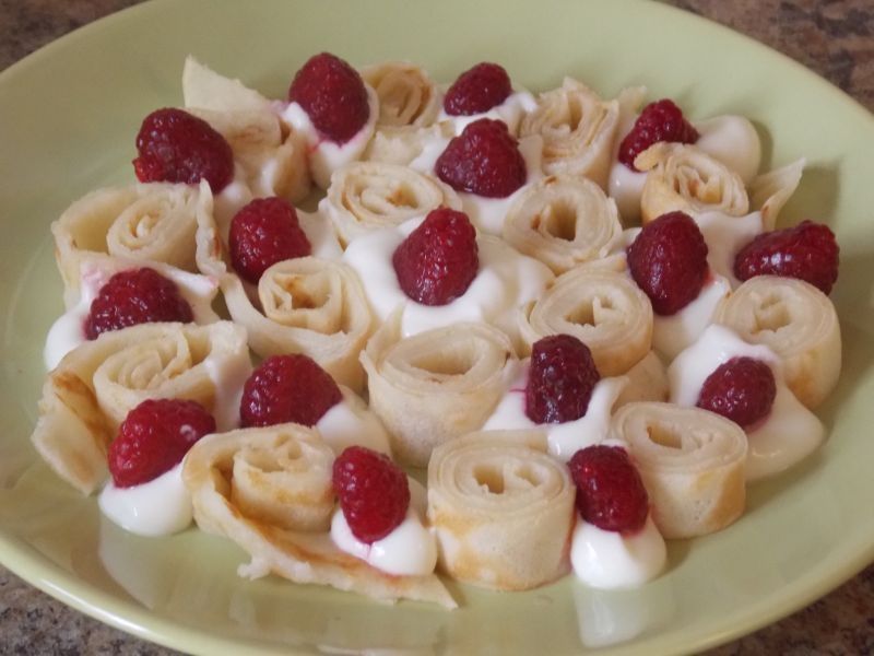 Wstążki naleśnikowe z malinami