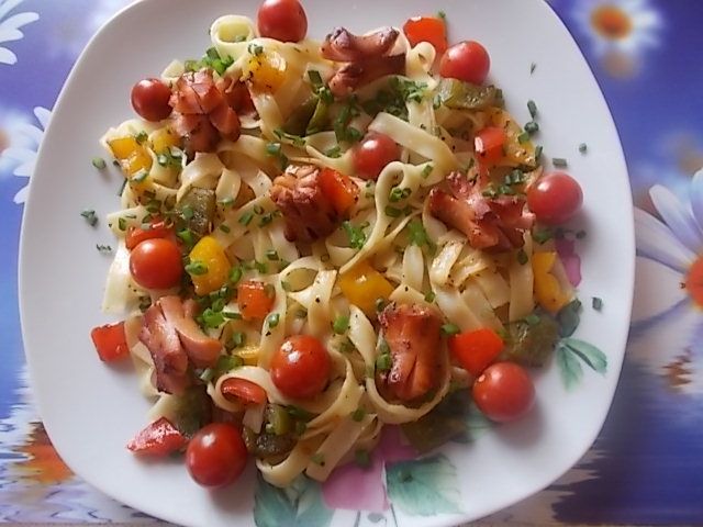 Wstążki z parówkami w towarzystwie warzyw