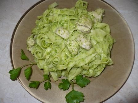 Wstążki z pietruszkowym pesto i piersią z kurczaka Wstążki z pietruszkowym pesto i piersią z kurczaka