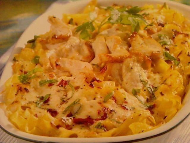 Wstążki zapiekane z sosem szynkowym