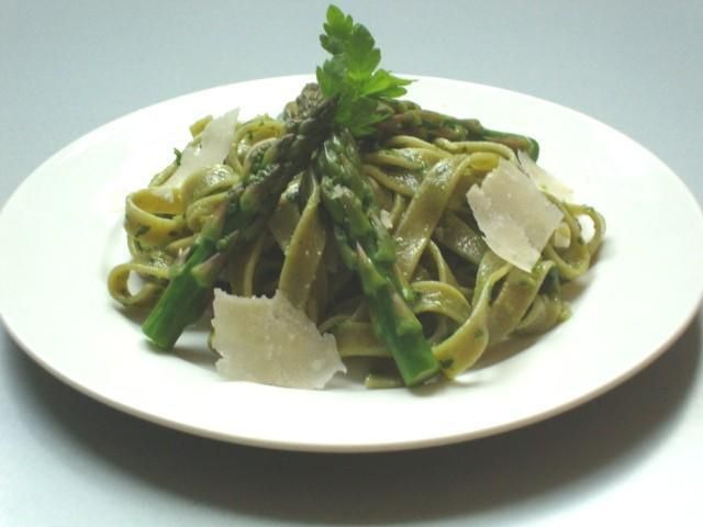 Wstążki ze szparagami w pesto Wstążki ze szparagami w pesto