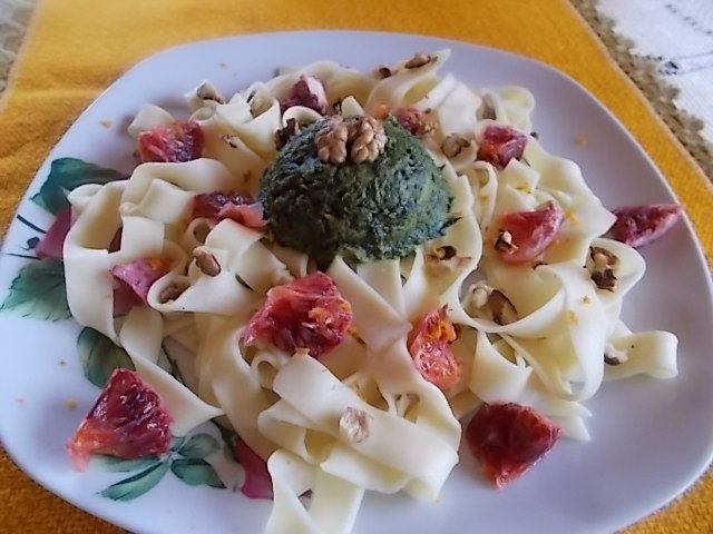 Wstążki ze szpinakiem i orzechami Wstążki ze szpinakiem i orzechami