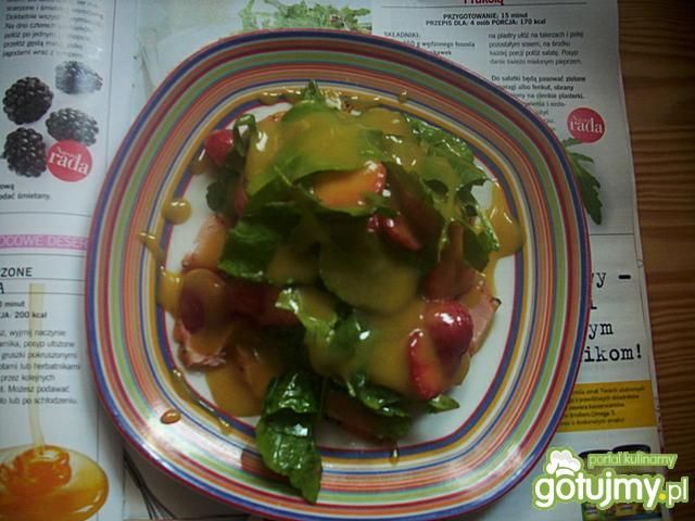 Wykwintna łososiowa sałatka z truskawką. Wykwintna łososiowa sałatka z truskawką.