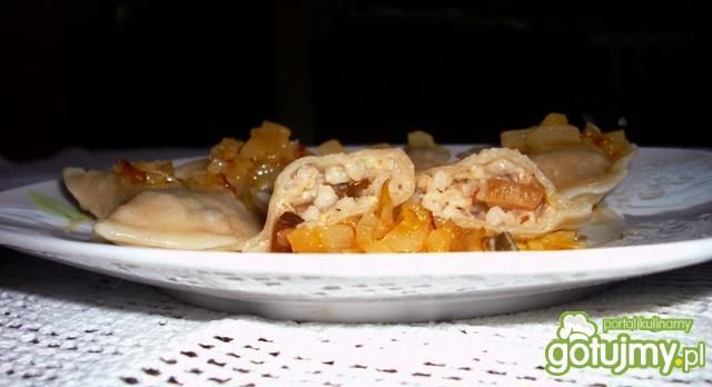 Wykwintne pierożki z kaszą i zielonkami Wykwintne pierożki z kaszą i zielonkami