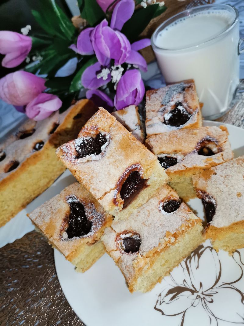 Wymyślone ciasto z białek z dodatkiem truskawek