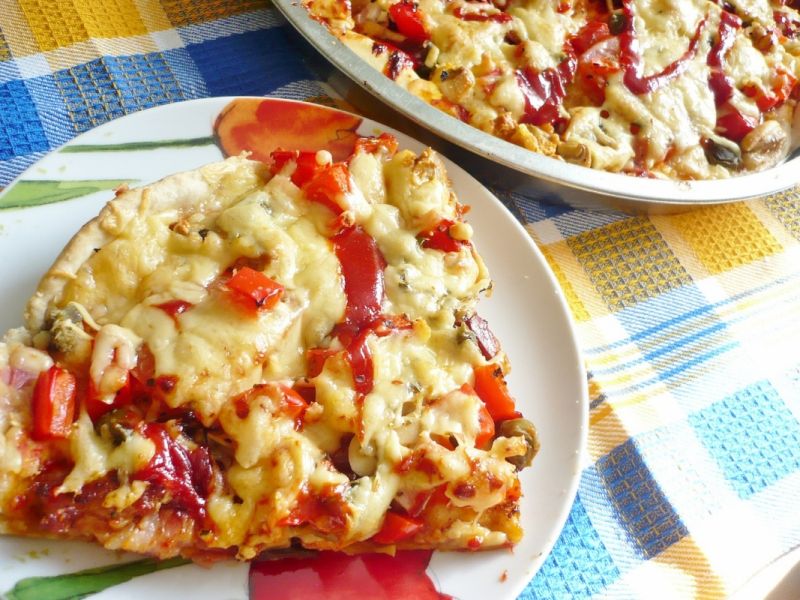 Wypasiona pizza z boczkiem i kaparami Wypasiona pizza z boczkiem i kaparami