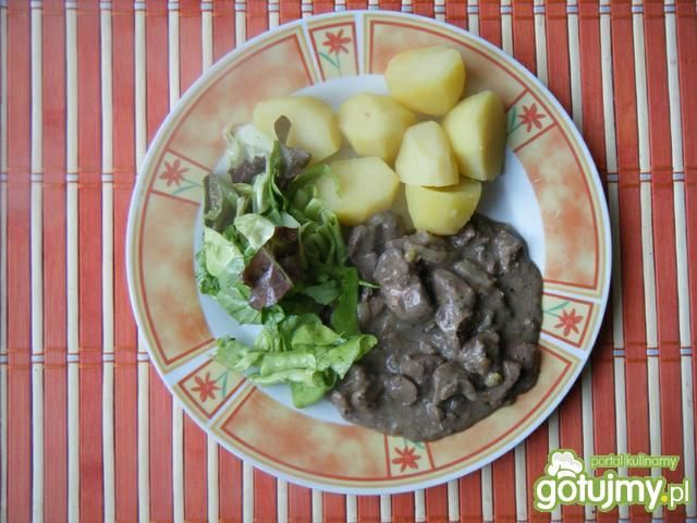 Wyśmienita wątróbka z drobiu w sosie  Wyśmienita wątróbka z drobiu w sosie