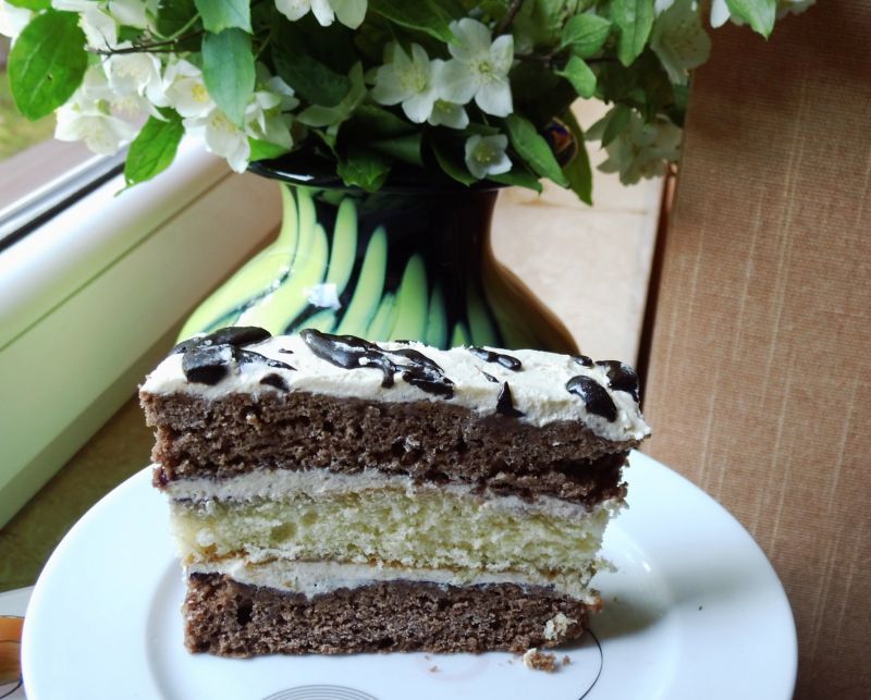 Wysokie ciasto z chałwą