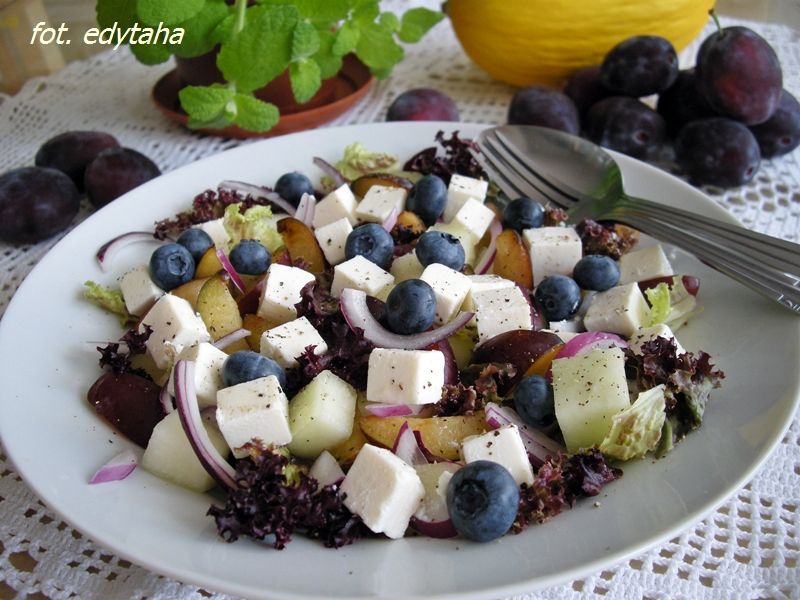 Wytrawna sałatka śliwkowo melonowa