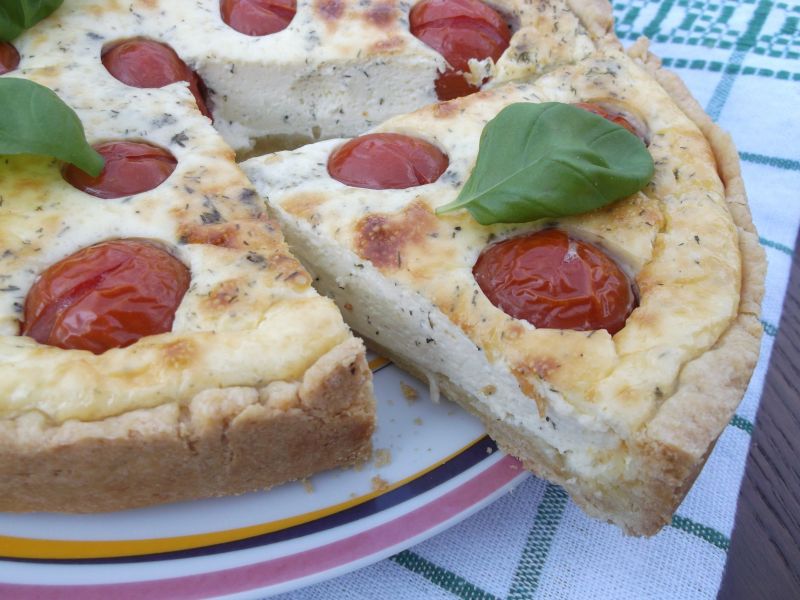 Wytrawne ciasto serowe z pomidorkami koktajlowymi