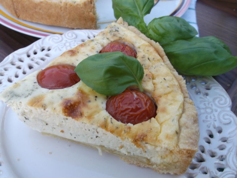 Wytrawne ciasto serowe z pomidorkami koktajlowymi