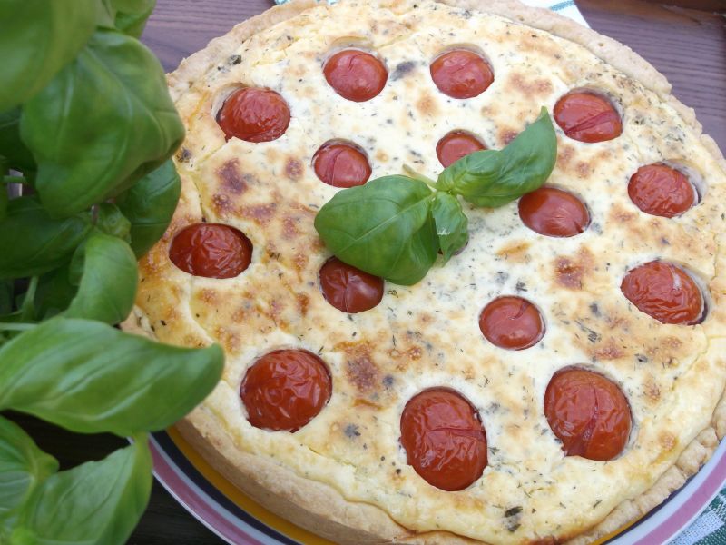 Wytrawne ciasto serowe z pomidorkami koktajlowymi