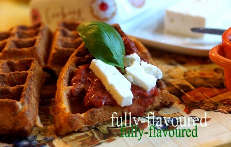 Wytrawne gofry kalafiorowe z musem truskawkowym  Wytrawne gofry kalafiorowe z musem truskawkowym