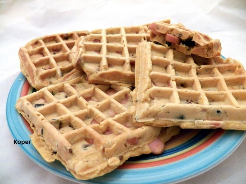 Wytrawne gofry z parówką i oliwkami Wytrawne gofry z parówką i oliwkami