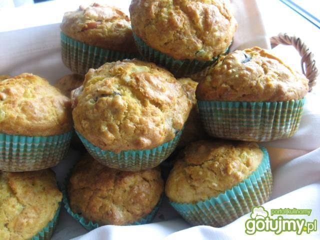 Wytrawne muffiny z oliwkami i szynką
