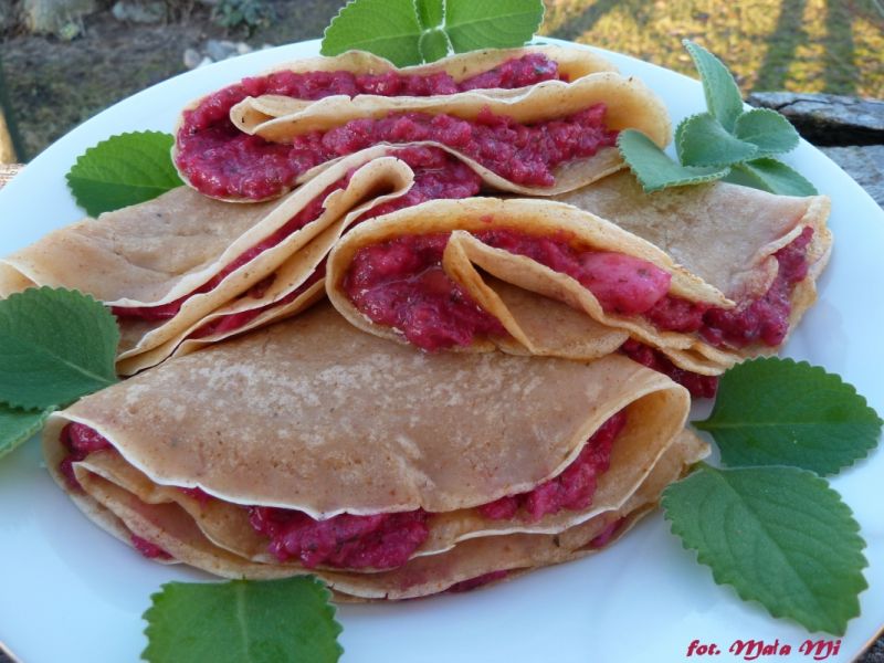 Wytrawne naleśniki z kozim serem w buraczkach