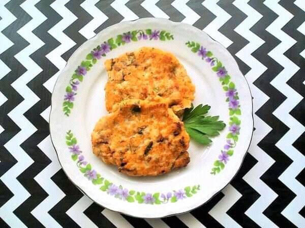 Wytrawne placki z suszonymi pomidorami i cebulą