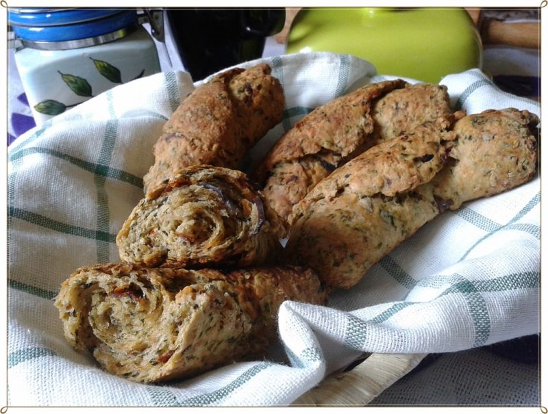 Wytrawne rogale ze szpinakiem i suszonymi pomidora Wytrawne rogale ze szpinakiem i suszonymi pomidora