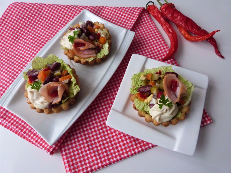 Wytrawne tarteletki z sałatką  Wytrawne tarteletki z sałatką