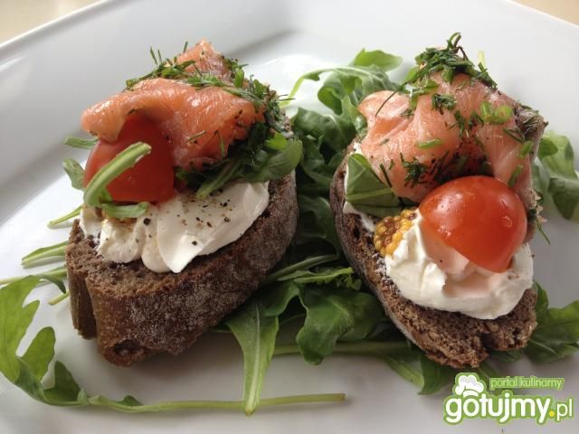 wytworne kanapeczki z łososiem wytworne kanapeczki z łososiem