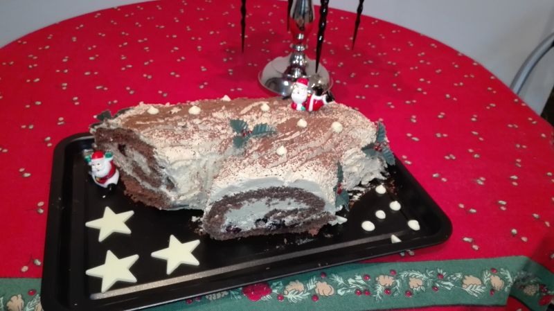 Yule log o smaku cappuccino