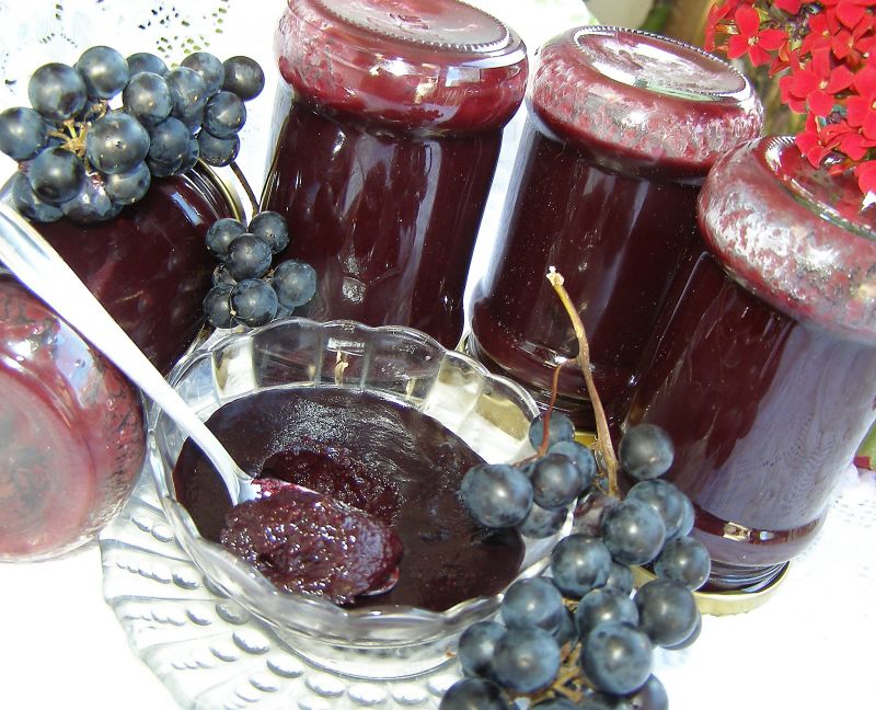 Z szybkowara dżem z ciemnych winogron z czekoladą.