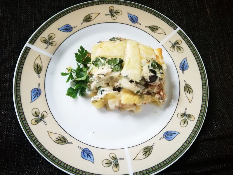 Tarta z tuńczykiem i czarnymi oliwkami  