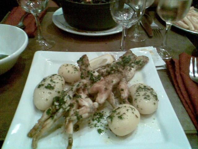 żabie udka w różowym winie żabie udka w różowym winie