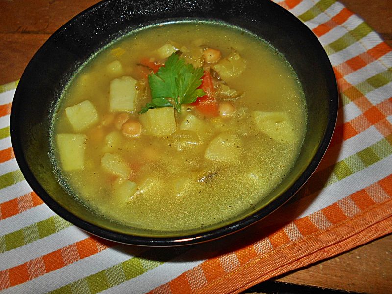 Zabielana ogórkowa z ciecierzycą