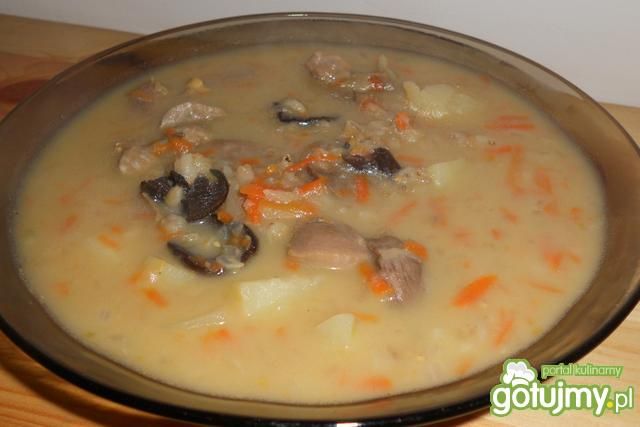 Zabielany krupnik z pęczaku na podrobach