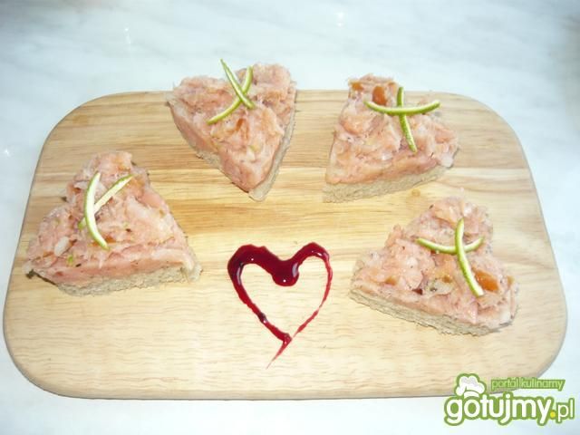 Zakochany tatar z wędzonego łososia