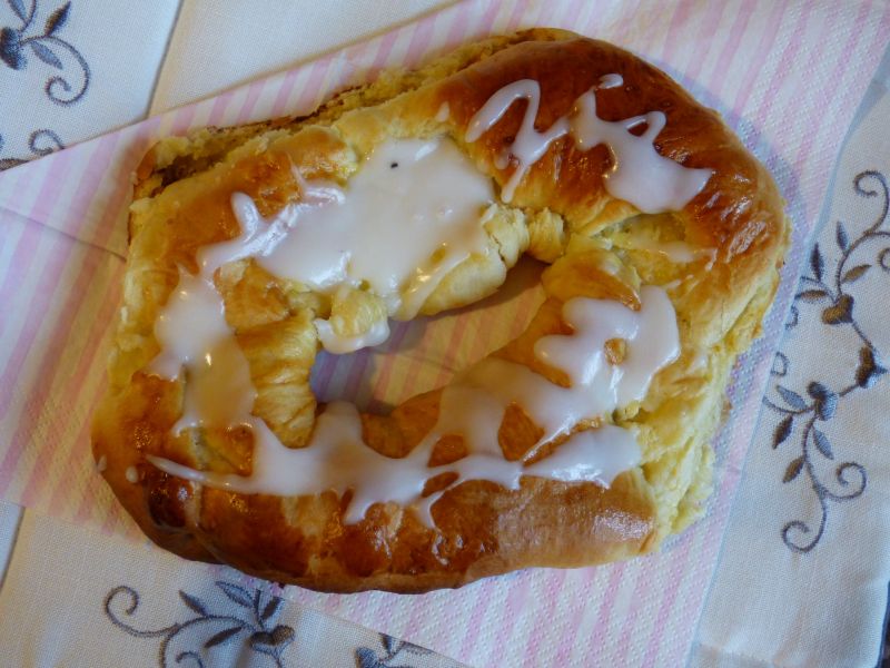 Zakręcona drożdżówka z nadzieniem orzechowym Zakręcona drożdżówka z nadzieniem orzechowym