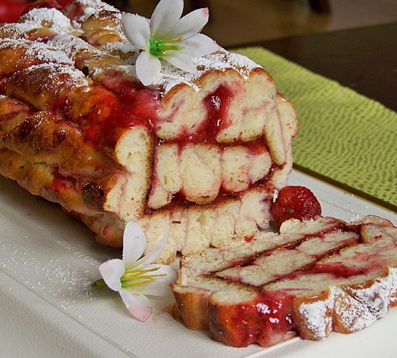 Zakręcona drożdżówka z truskawkami i rabarbarem