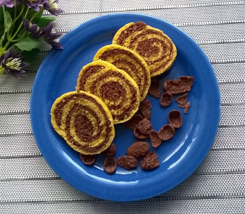 Zakręcone bułeczki drożdżowe dyniowo - kakaowe Zakręcone bułeczki drożdżowe dyniowo - kakaowe