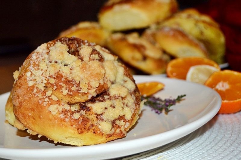 Zakręcone bułeczki z cynamonem i kruszonką 