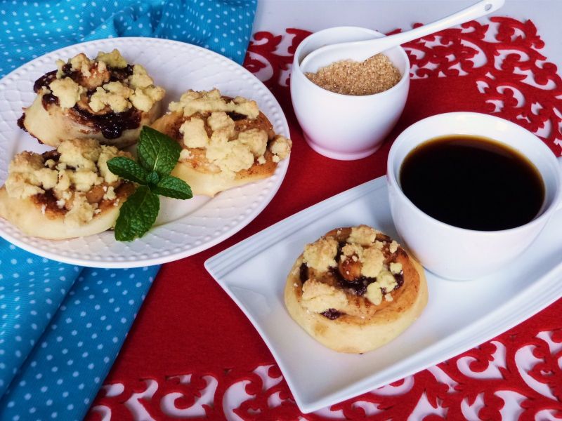 Zakręcone drożdżówki z marmoladą i kruszonką Zakręcone drożdżówki z marmoladą i kruszonką