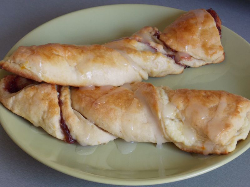 Zakręcone drożdżówki z serem i marmoladą