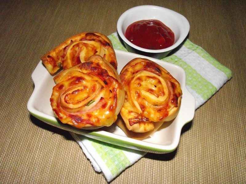 Zakręcone szybkie pizzerki z serem i szynką 