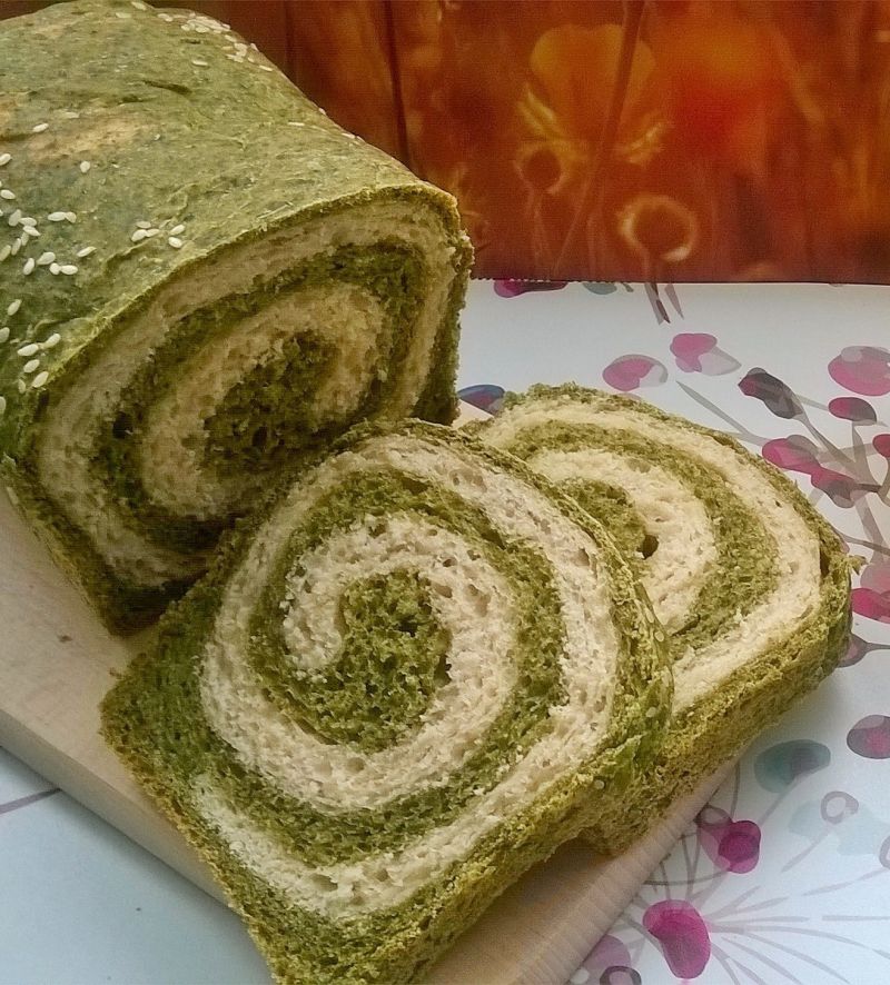 Zakręcony chleb szpinakiem z nutą pomarańczy