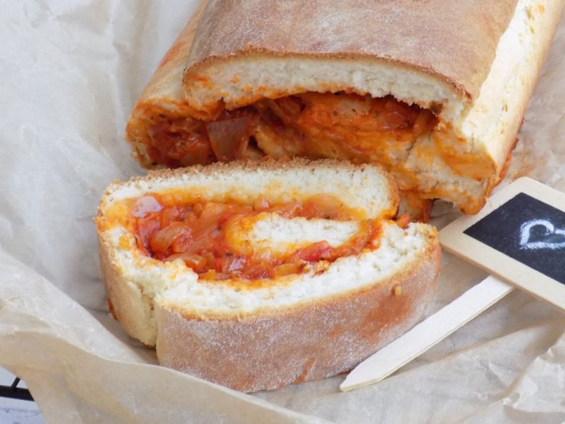 Zakręcony chlebek z pomidorowym nadzieniem