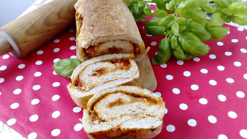 Zakręcony pikantny chlebek pizza Zakręcony pikantny chlebek pizza