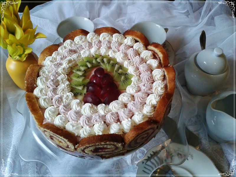 Zakręcony tort z truskawkową panna cottą  Zakręcony tort z truskawkową panna cottą
