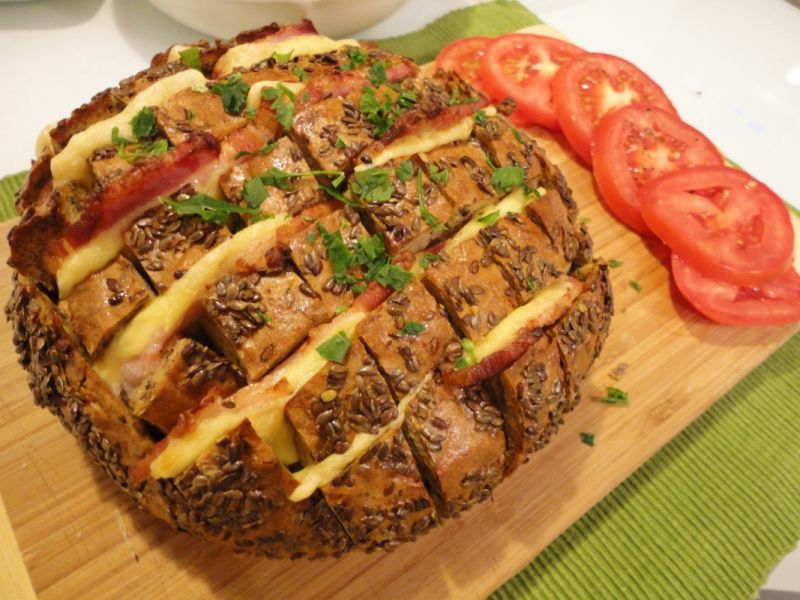 Zapieczony chlebek z boczkiem