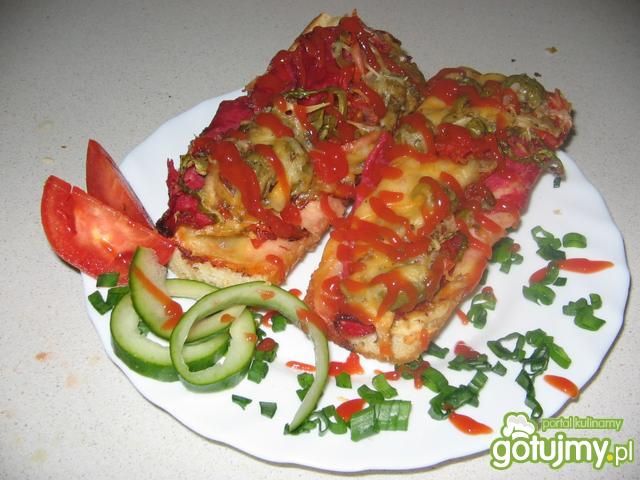 Zapiekana bagietka z salami i dodatkami Zapiekana bagietka z salami i dodatkami