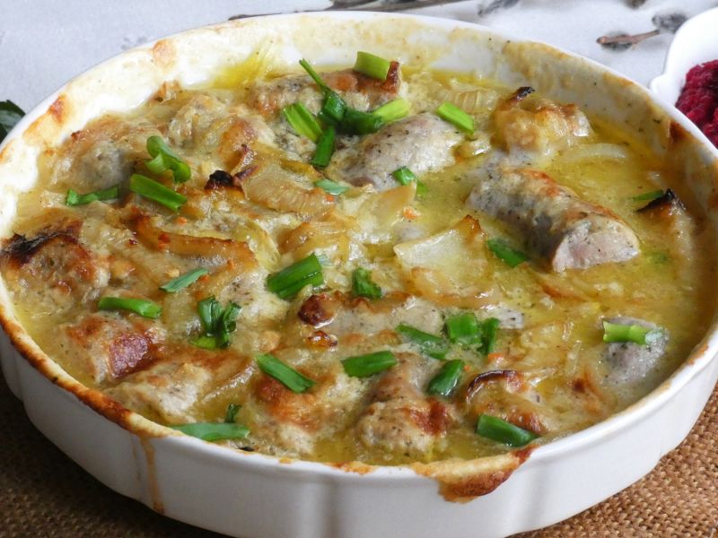 Zapiekana biała kiełbasa z cebulką i chrzanem Zapiekana biała kiełbasa z cebulką i chrzanem