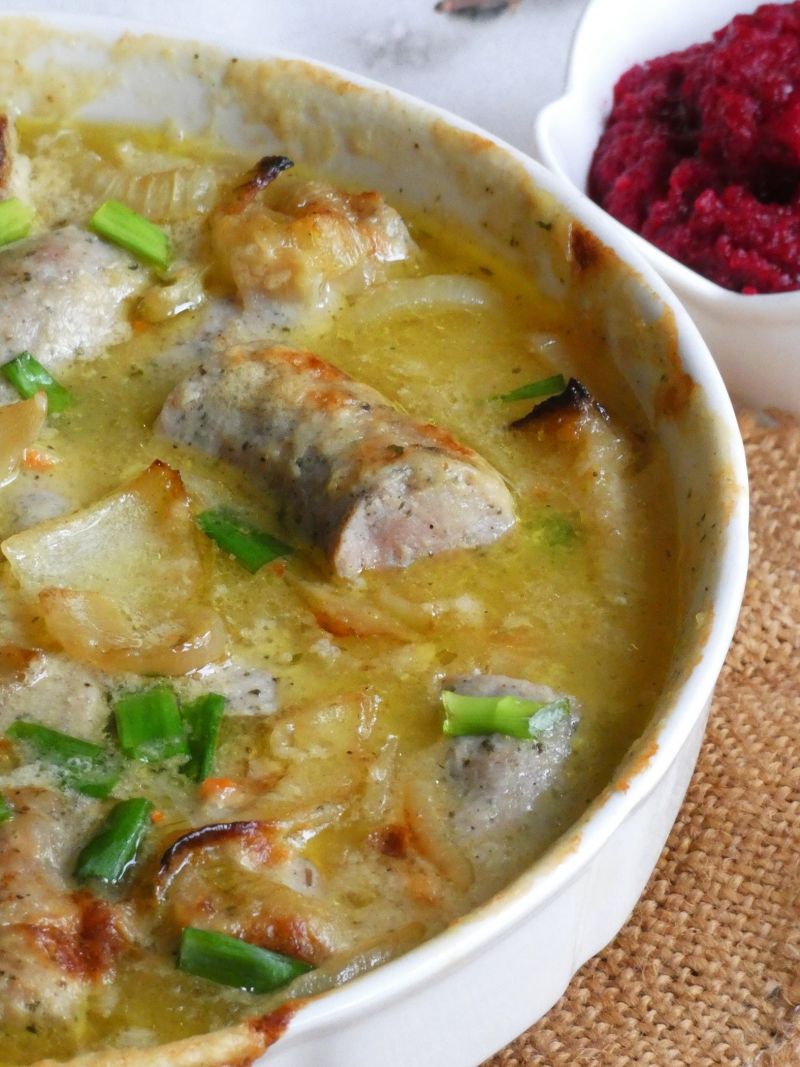 Zapiekana biała kiełbasa z cebulką i chrzanem Zapiekana biała kiełbasa z cebulką i chrzanem