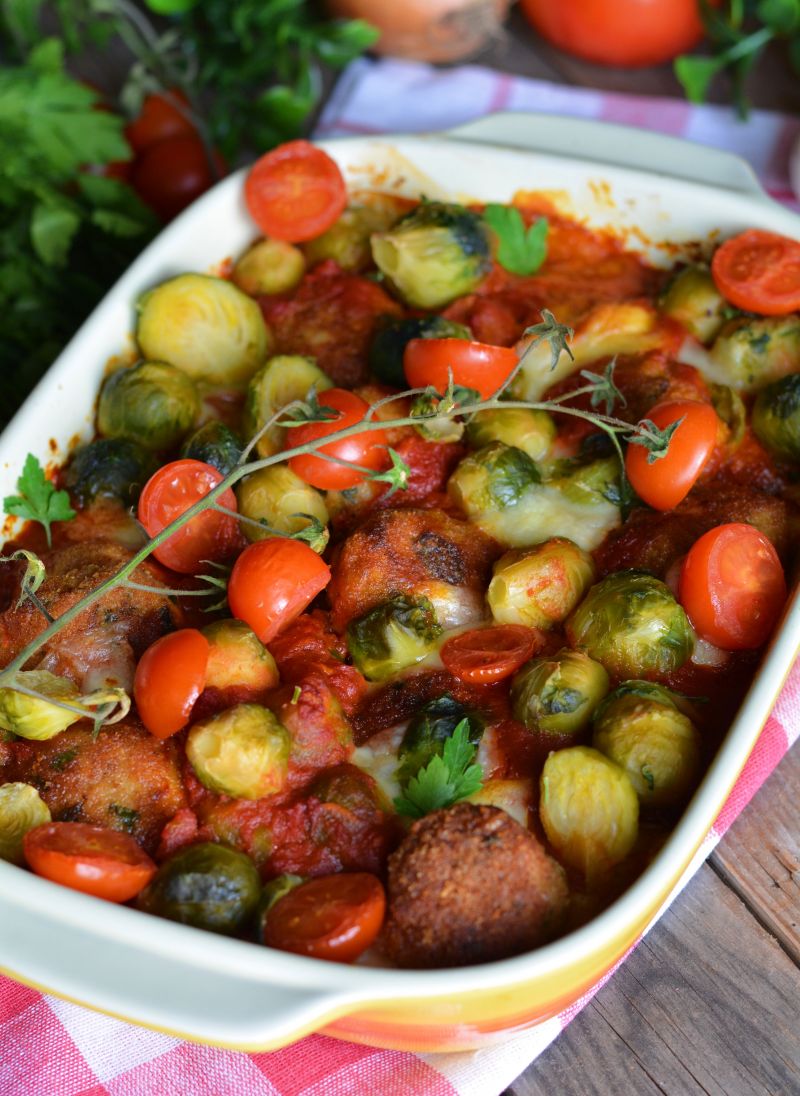 Zapiekana brukselka z pulpecikami w sosie pomidoro Zapiekana brukselka z pulpecikami w sosie pomidoro